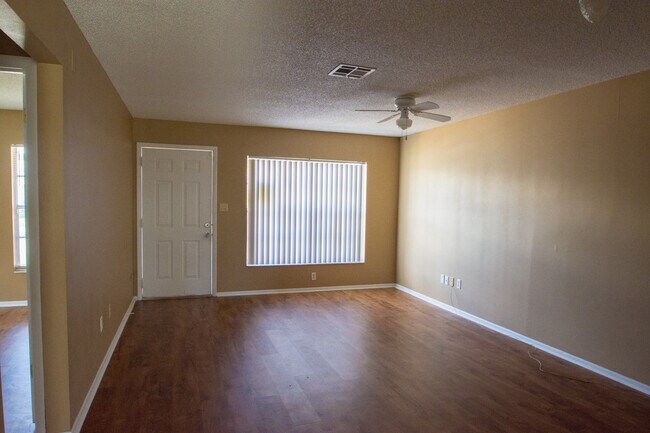 Building Photo - Just Listed 2/1 half duplex home!