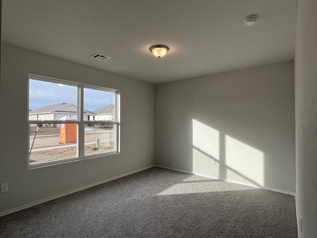 Building Photo - "ROOMMATE Wanted"