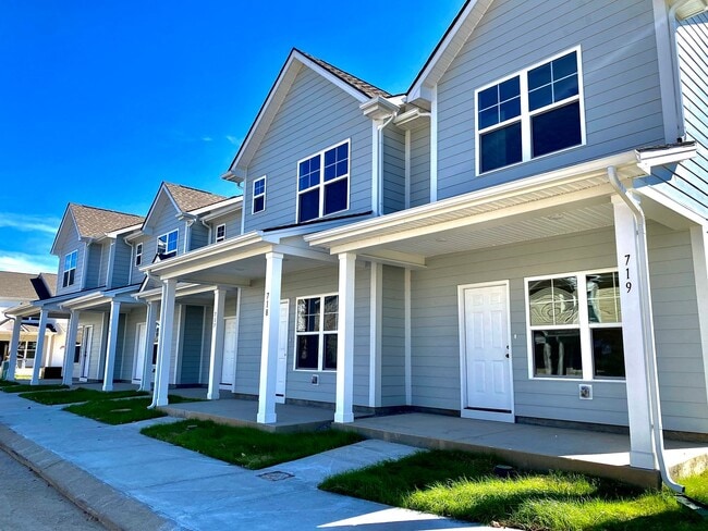 Building Photo - 830 Levitan Dr