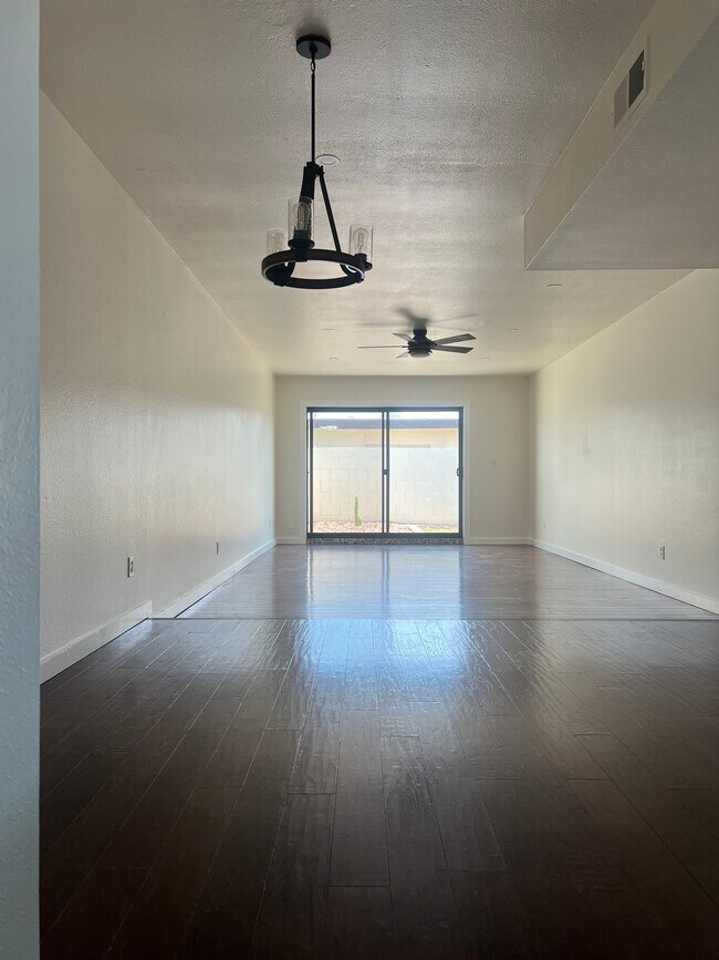 Building Photo - 1711 E Gaylon Dr