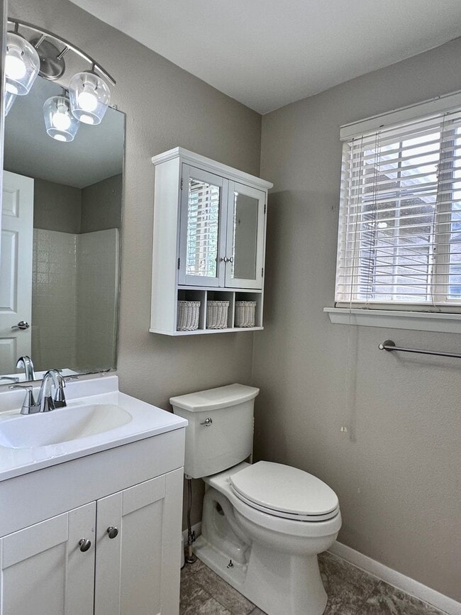 Building Photo - Conveniently Located Home in East Quincy H...