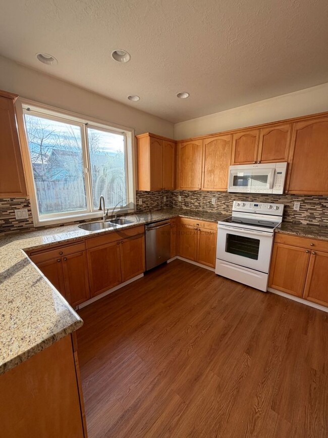 Building Photo - Great Location in Canby-Ready to Rent