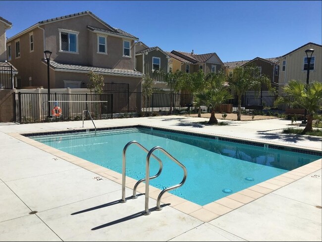 Building Photo - 3 bed, 2 1/2 bath home in Los Agaves Community!