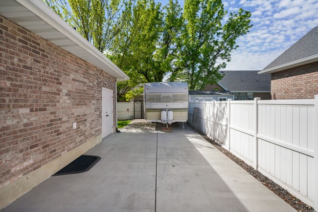 Building Photo - 1000 E 1330 S