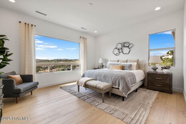 Building Photo - 1109 S Lakeview Dr