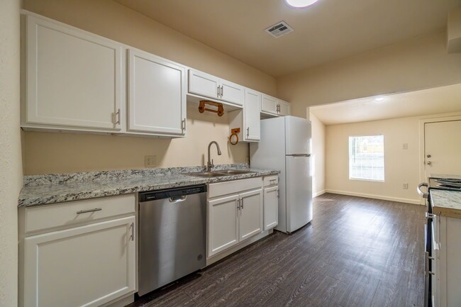 Building Photo - * Move-In Special * Cozy 3 Bed, 1 Bath Hom...