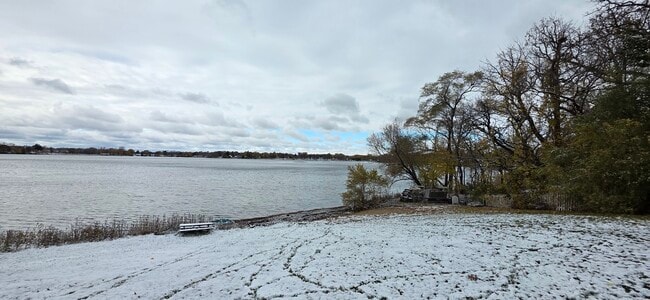 Building Photo - 1114 N Oak Terrace