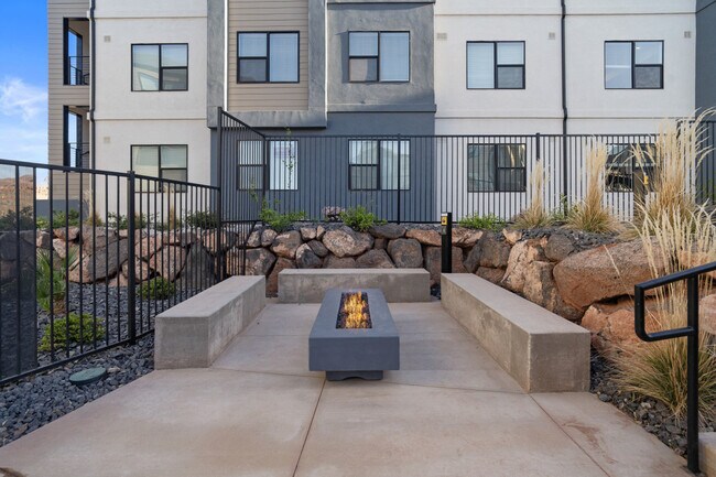 Building Photo - 206 N Chapparell Dr