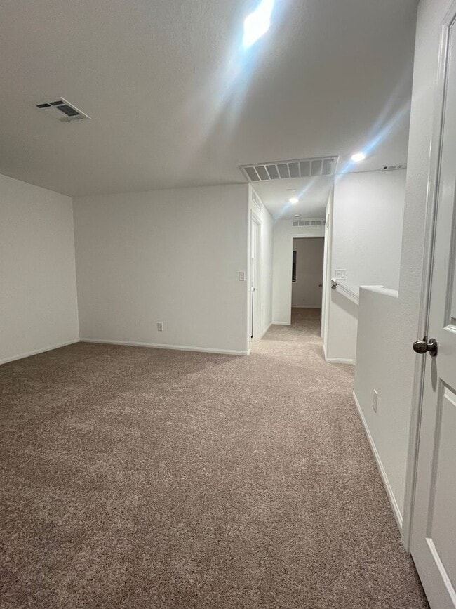 Building Photo - Move in today! 3 bed 2.5 bath 2 story beauty!