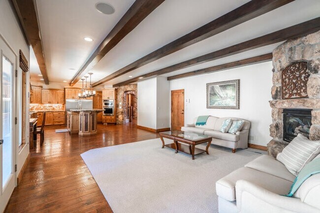 Building Photo - 340 Le Grande Cir