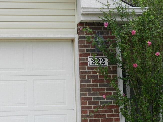 Building Photo - 222 Settlers Pass