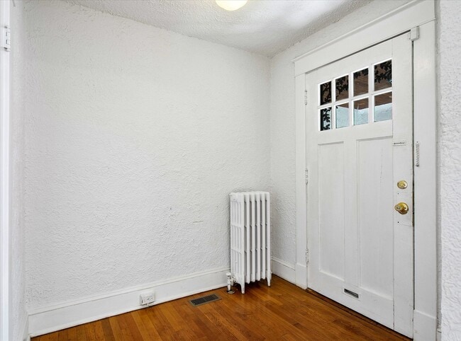 Building Photo - Hanes - Downstairs