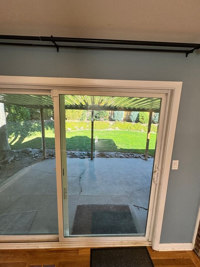 Building Photo - 3 Bedroom 1.5 baths! Walker & Cedar Hills ...