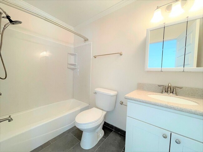 Building Photo - Maple Lane Home with 2 Master Suites!