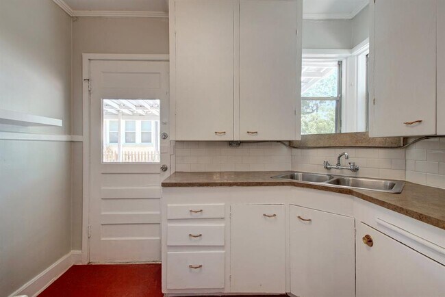 Building Photo - 935 E 53rd St