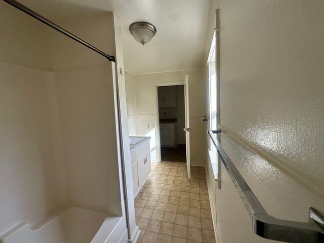 Building Photo - Cozy Quiet Grass Valley Charmer - 1/1 650 SF (Driveway, Parking, & Yard)