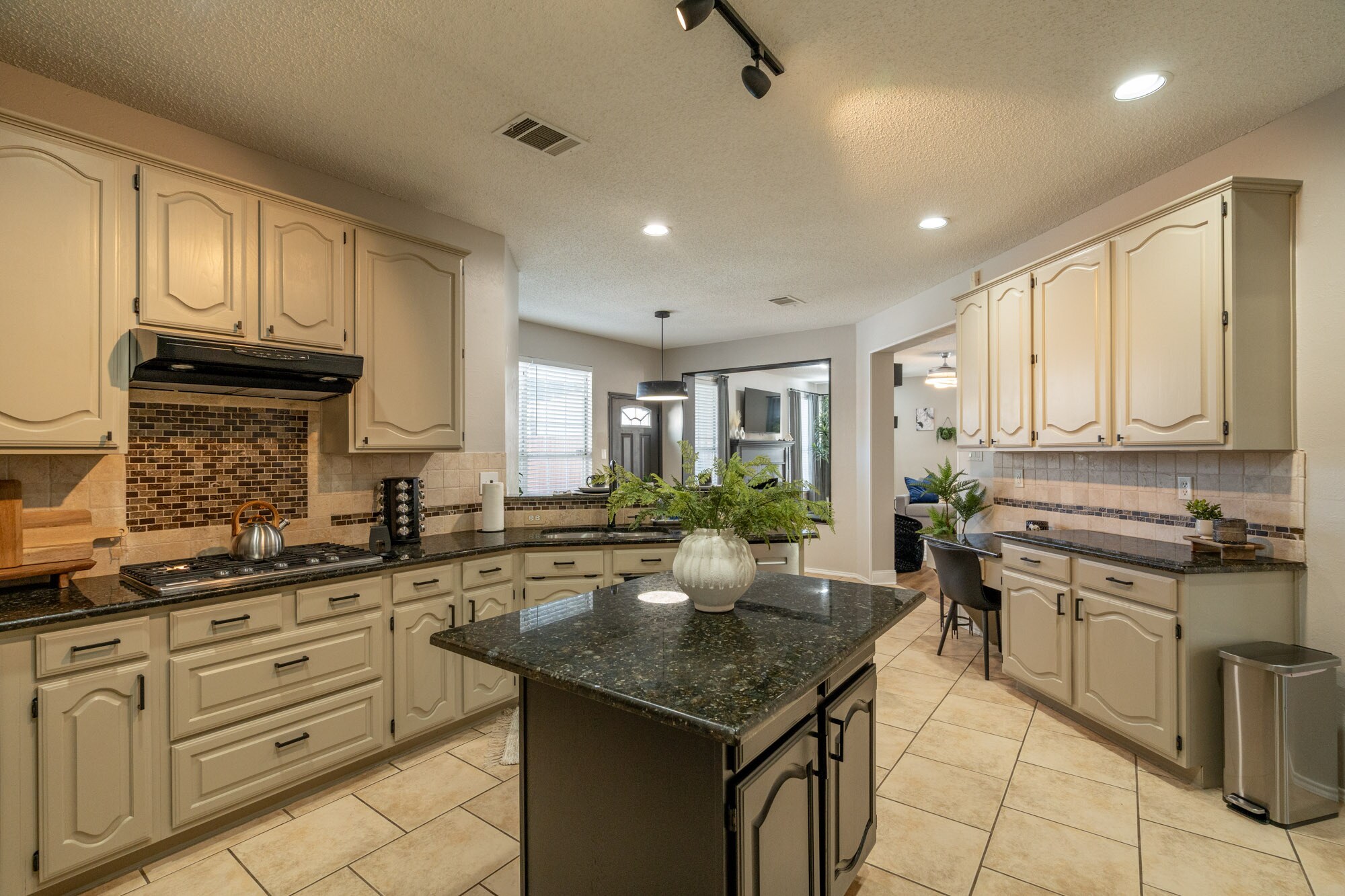 Kitchen - 707 Cottonwood Bend Dr