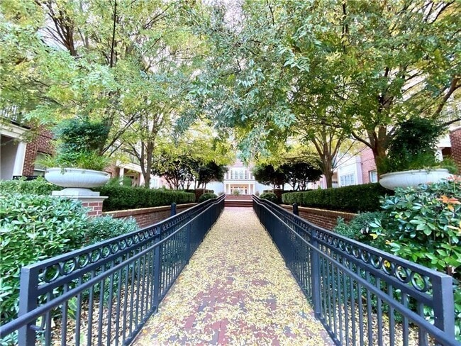 Building Photo - 3635 E Paces Cir