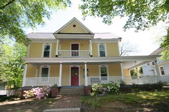 Building Photo - Spacious 1st Floor Apt - 1/2 Block to Duke - HUGE Fenced Yd