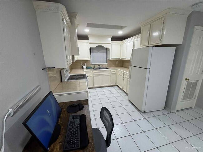 Building Photo - 10 Redwood Rd