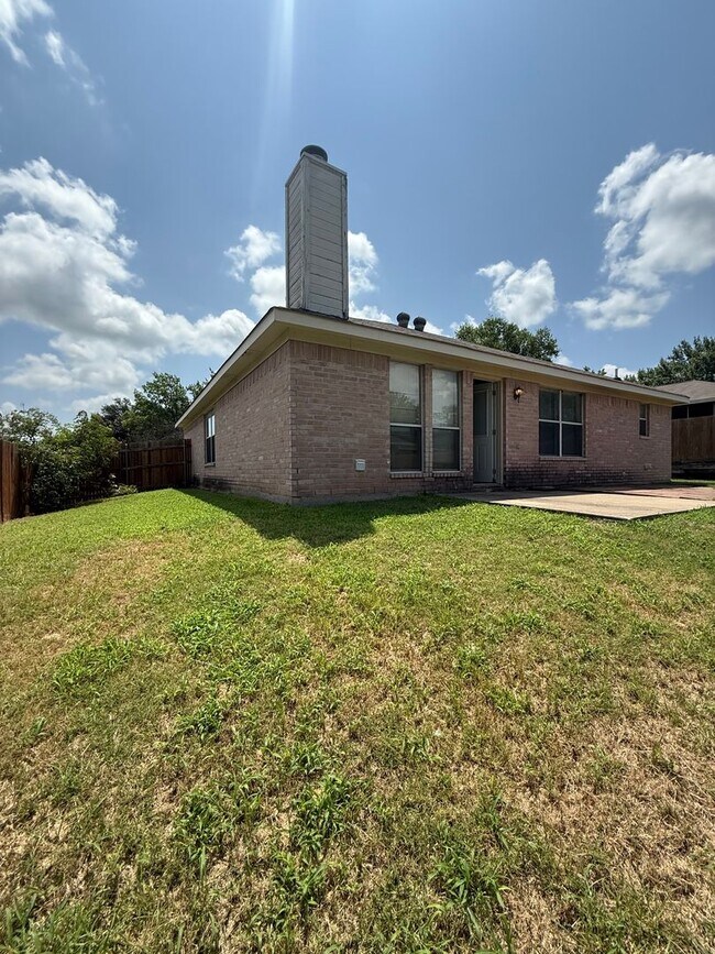 Building Photo - COMMUTER FRIENDLY / ESTABLISHED NEIGHBORHOOD