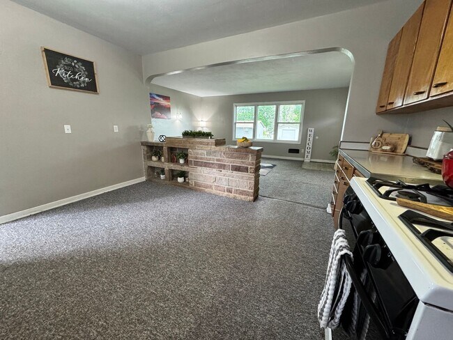 Building Photo - 2 bed, 1 bath home for rent in Hudson available IMMEDIATELY