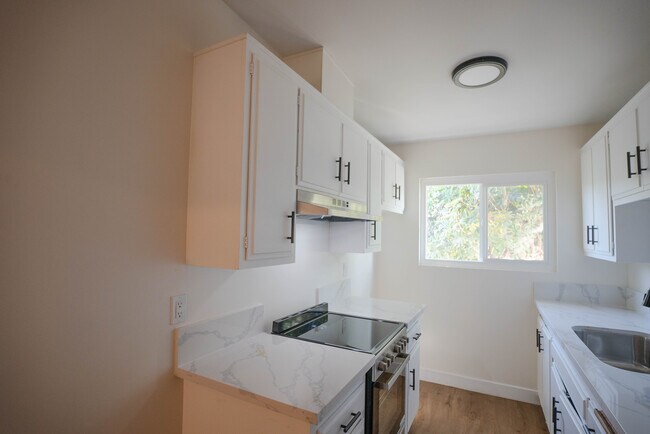 Building Photo - 825 W 167th St