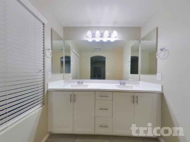 Building Photo - 12564 W Hummingbird Terrace