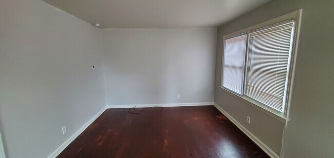 Building Photo - 2 Bedroom 1 Bathroom House!