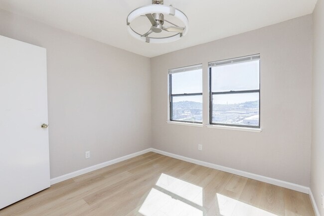 Building Photo - Sunny Potrero Hill 3BR / 1BA Townhome | Private Yard | YouTube Tour