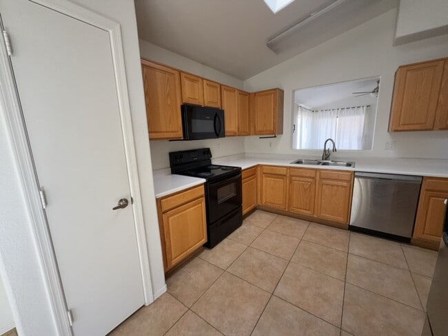 Building Photo - 3bedrom 2 bath
