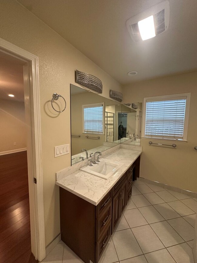 Building Photo - Gorgeous, 3 bedroom, 2.5 bath home, ready for move in