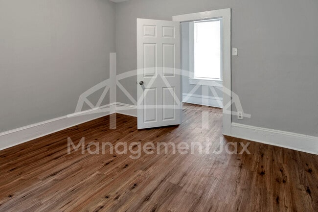 Building Photo - 1044 W 28th St