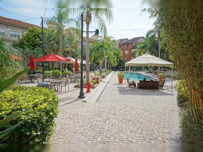 Building Photo - Experience the SoHo Lifestyle in the Heart of South Tampa!