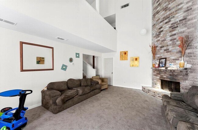 Building Photo - 13307 Robinglen Dr