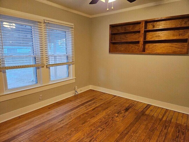 Building Photo - 110 Lexington Rd