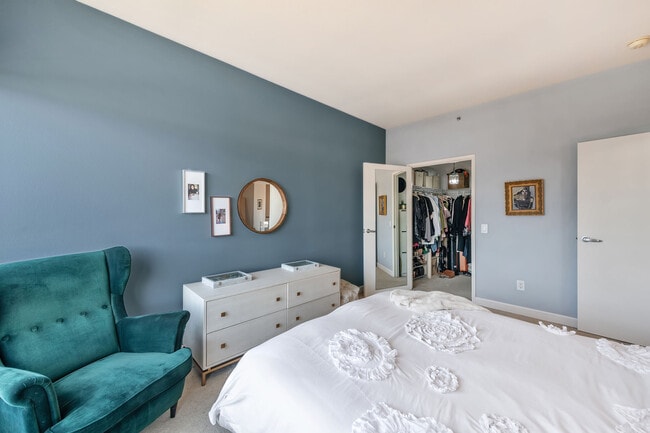 Building Photo - 1 Lakeside Dr