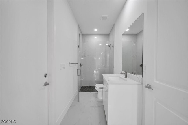 Building Photo - 708 Poinsettia Ave