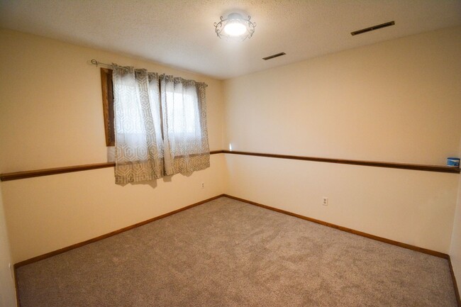 Building Photo - Spacious 2 Bed, 1.5 Bath Split-Level Townh...