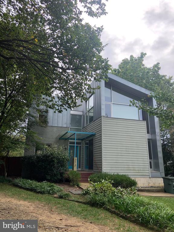 Building Photo - 213 E Raymond Ave