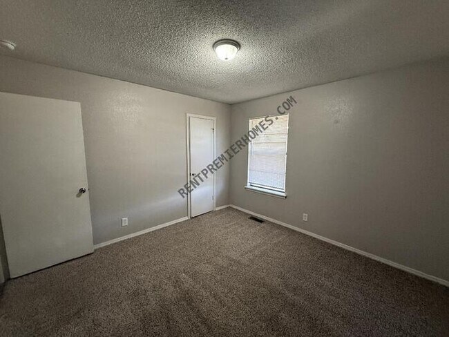 Building Photo - 300 S 24th St