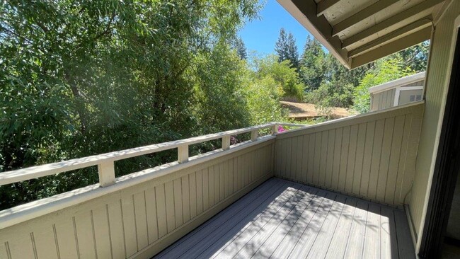Building Photo - Martinez Beautiful 2 bedroom 1.5 bath unit...