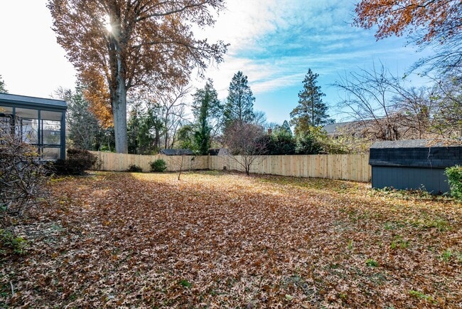 Building Photo - Gorgeous 4 Bed 3 Bath Brick Home In Serene Hollindale