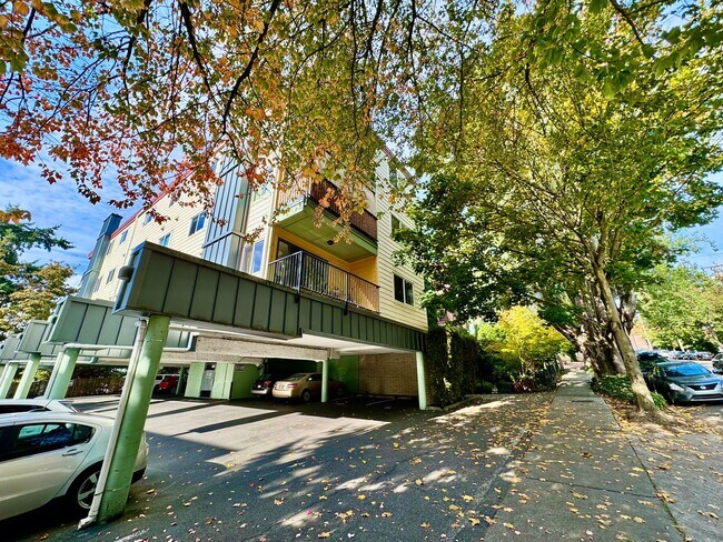 Building Photo - Lovely Fremont 2 Bedroom - Stellar Location! AVAILABLE 8/10/2026!