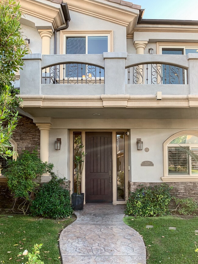 Building Photo - 2220 Vanderbilt Ln