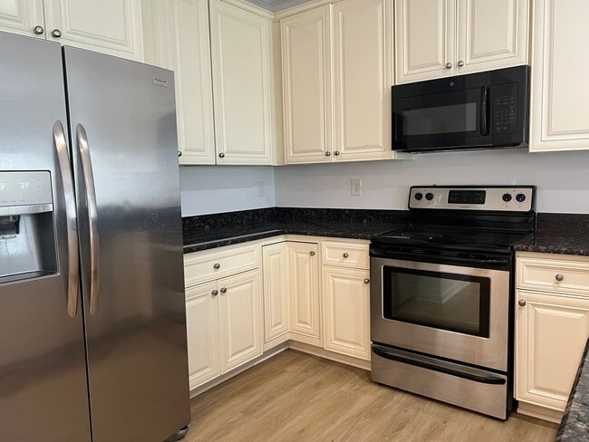 Building Photo - Gorgeous 3/2.5 End Unit Condo in Simpsonvi...
