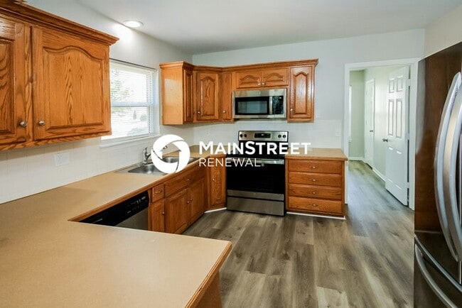Building Photo - 4 Bedroom Pet-Friendly Home in KANSAS CITY, MO with Main Street Renewal
