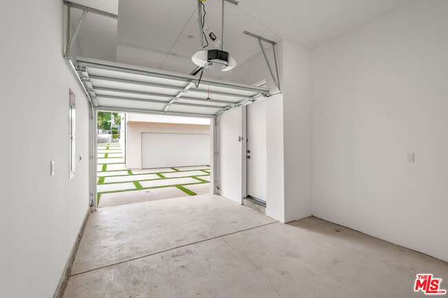 Building Photo - 726 Robinson St