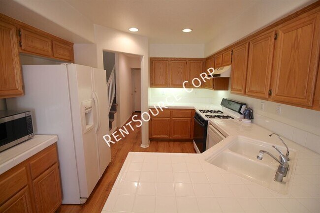 Building Photo - 3 Bedroom Townhome For Rent in Canyon Park...