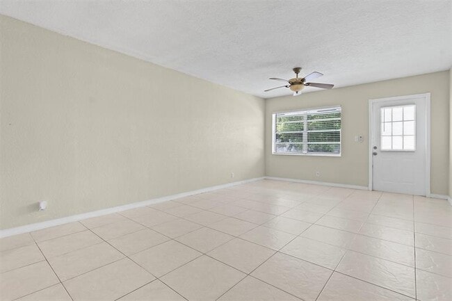 Building Photo - 751 Pine Dr